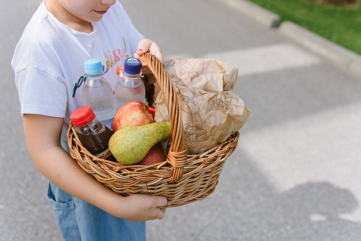 Picknick Korb mit Getränken und Obst