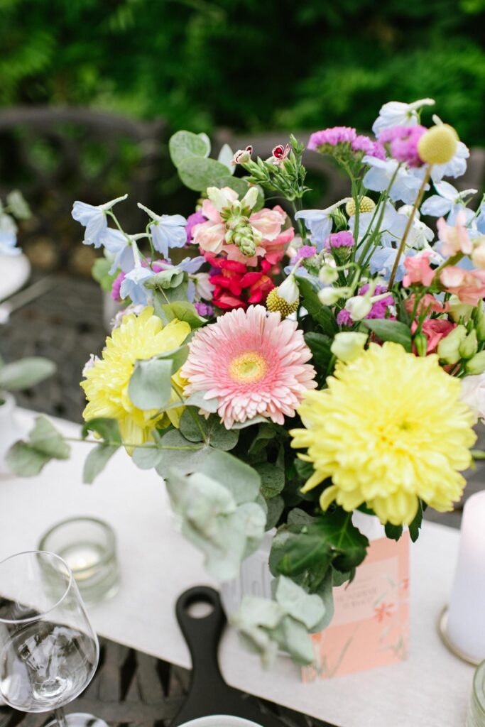 Bunter Strauß mit Löwenmäulchen, Chrysanthemen, Eukalyptus und Gerbera