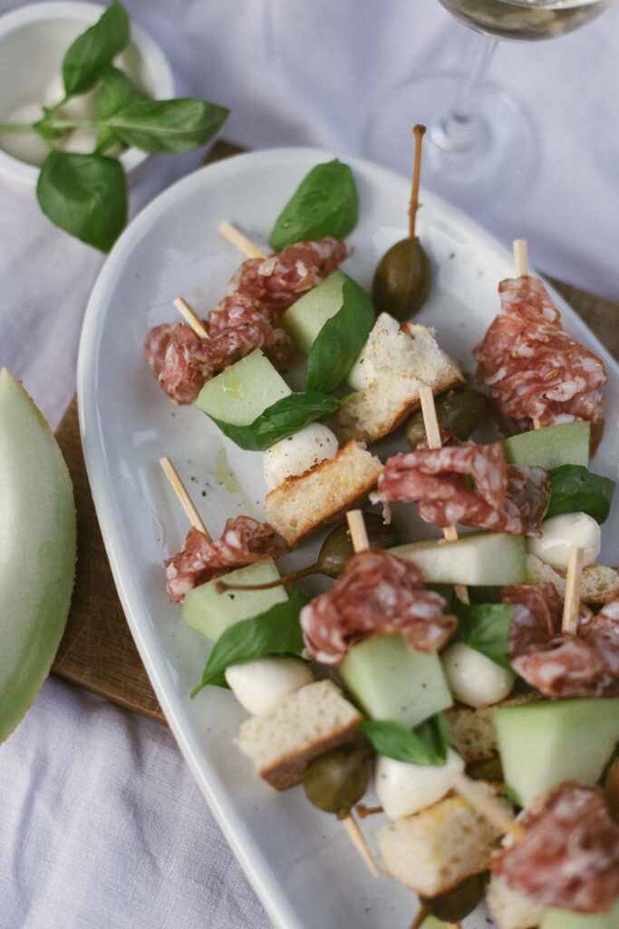 Spieße mit Melone und Fenchelsalami Spieße Melone Fenchelsamami Fingerfood