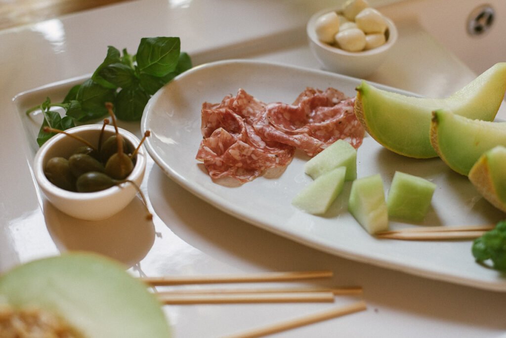 Spieße mit Melone und Fenchelsalami Spieße Melone Fenchelsamami Fingerfood