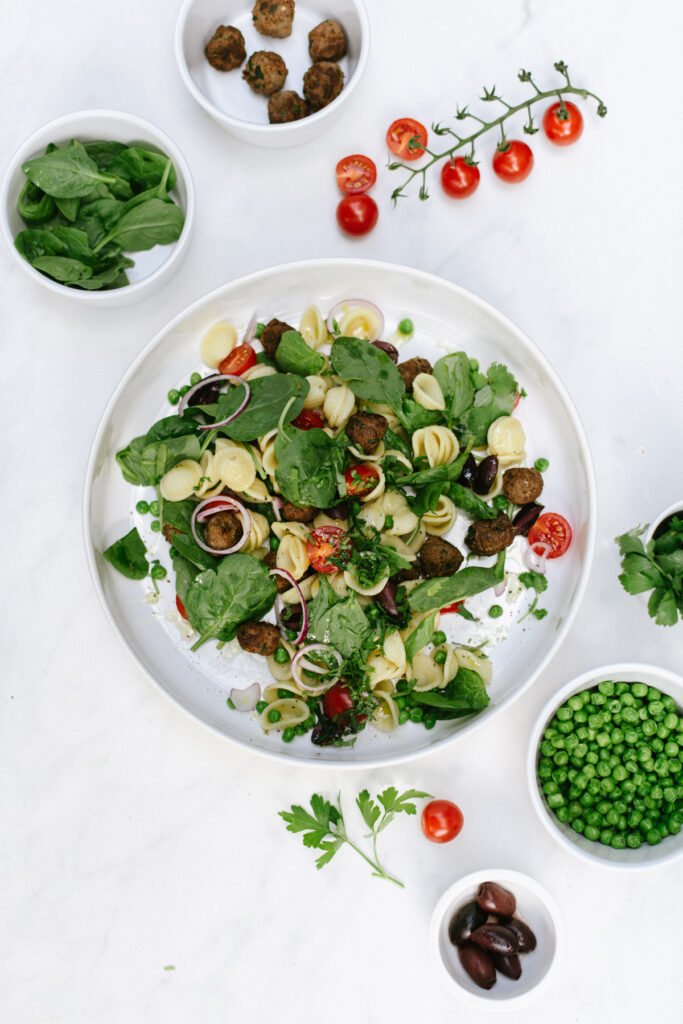 Nudelsalat mit Fleischbällchen und Babyspinat