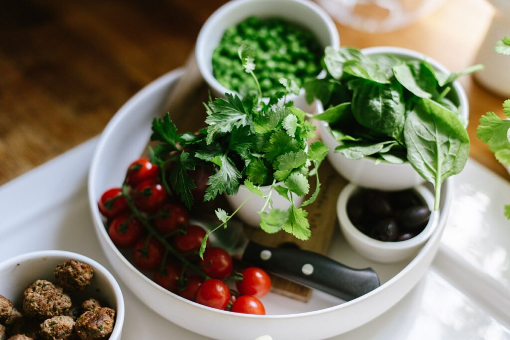 Zutaten: Nudelsalat mit Fleischbällchen und Babyspinat