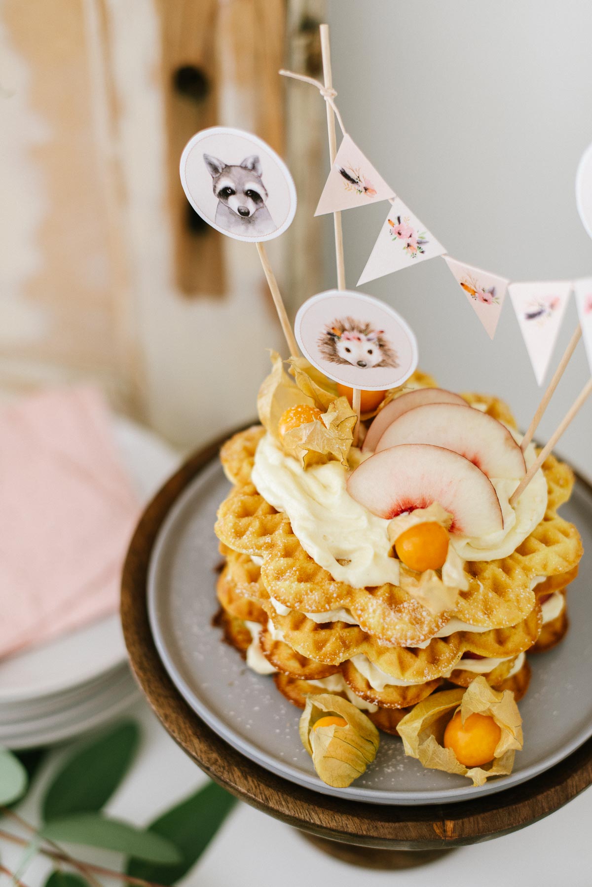 Boho Tierparty Kindergeburtstag feiern mit tierischen Einladungen, Dekorationen und Bastelideen für die Geburtstagsparty.