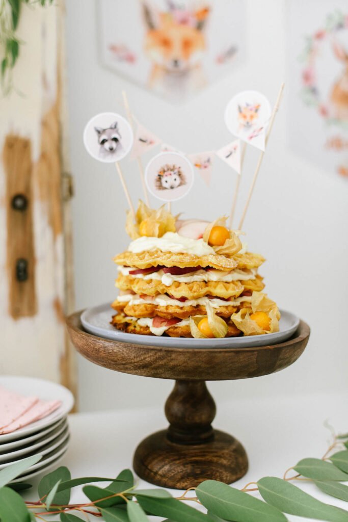 Boho Tierparty Kindergeburtstag feiern mit tierischen Einladungen, Dekorationen und Bastelideen für die Geburtstagsparty.