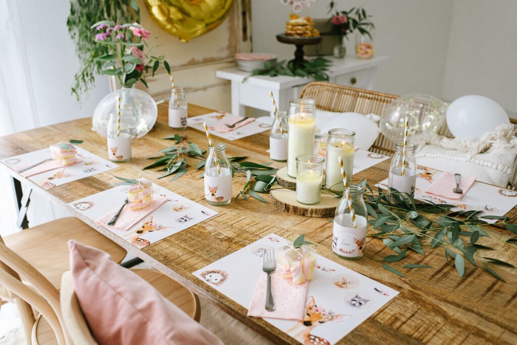 Boho Tierparty Kindergeburtstag feiern mit tierischen Einladungen, Dekorationen und Bastelideen für die Geburtstagsparty.