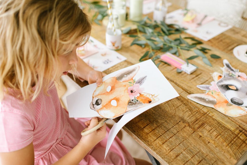 Boho Tierparty Kindergeburtstag feiern mit tierischen Einladungen, Dekorationen und Bastelideen für die Geburtstagsparty.