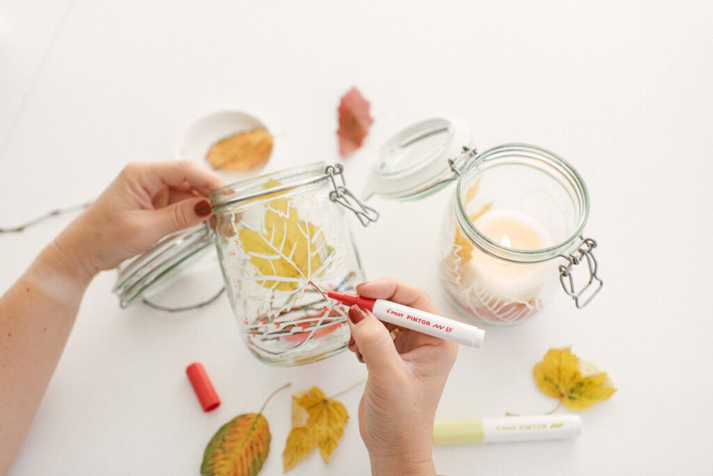 Herbstliches Windlicht - einfaches DIY mit PILOT PINTOR Kreativmarker für den Herbst. Blätter mit Markern auf IKEA Glas zeichnen.