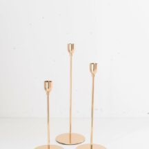 3 goldene, hohe Kerzenhalter
