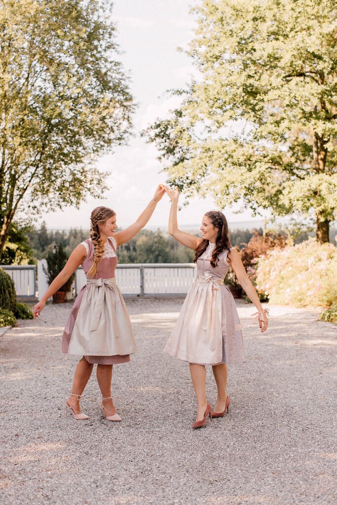 Modern Heiraten in Tracht