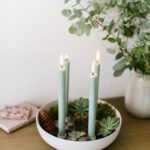 Kerzenschale mit Sukkulenten als minimalistischen Adventskranz. Kerzenschale mit natürlichen Materialien füllen und Stabkerzen anzünden.