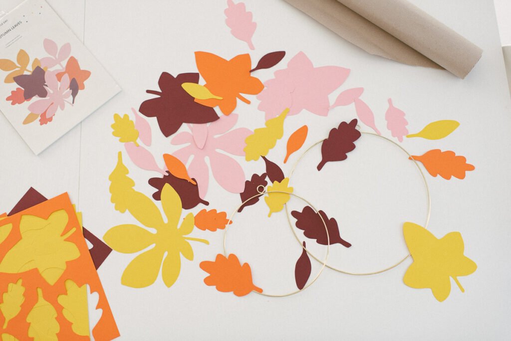 Herbst DIY Blätterkranz basteln aus Papierblättern. Blätter-Deko einfach selber machen und Wohnung herbstlich schmücken.