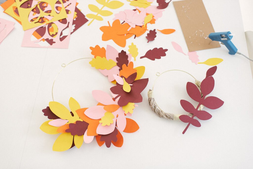 Herbst DIY Blätterkranz basteln aus Papierblättern. Blätter-Deko einfach selber machen und Wohnung herbstlich schmücken.