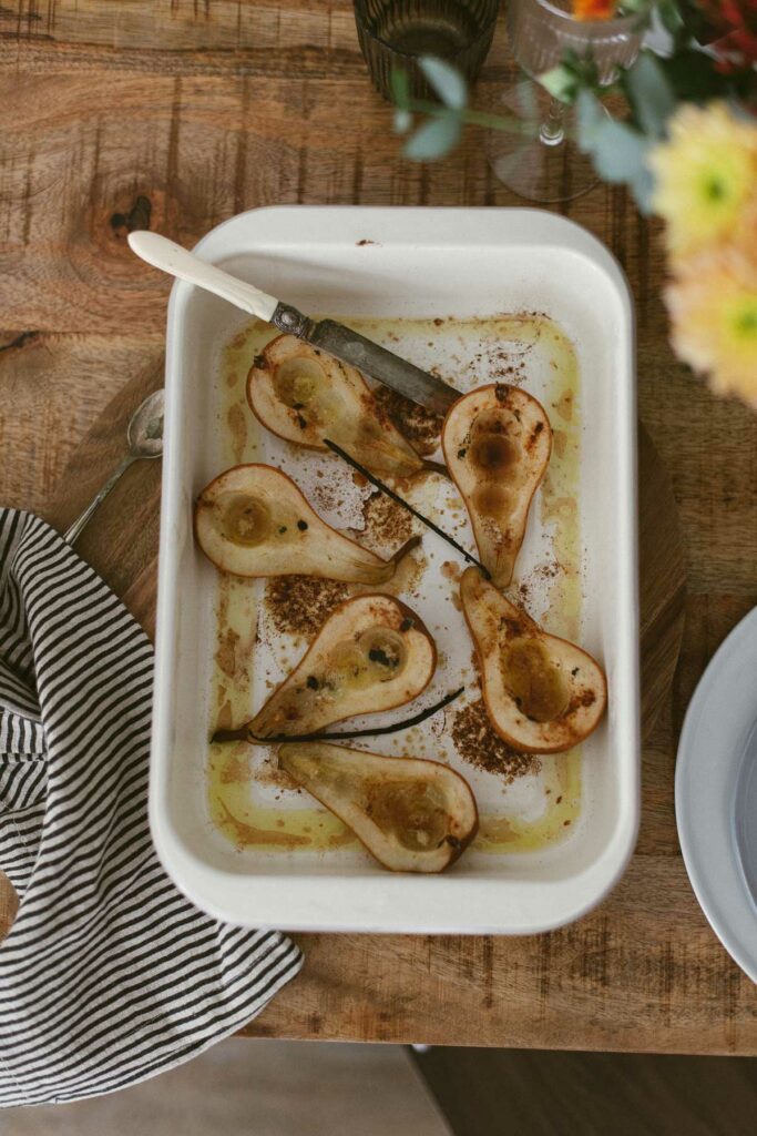 Dessert Ofenbirnen mit Vanilleeis - das lassen wir uns schmecken. Blumenstrauß und Freunde dürfen nicht fehlen. Zutaten fürs Rezept hier.