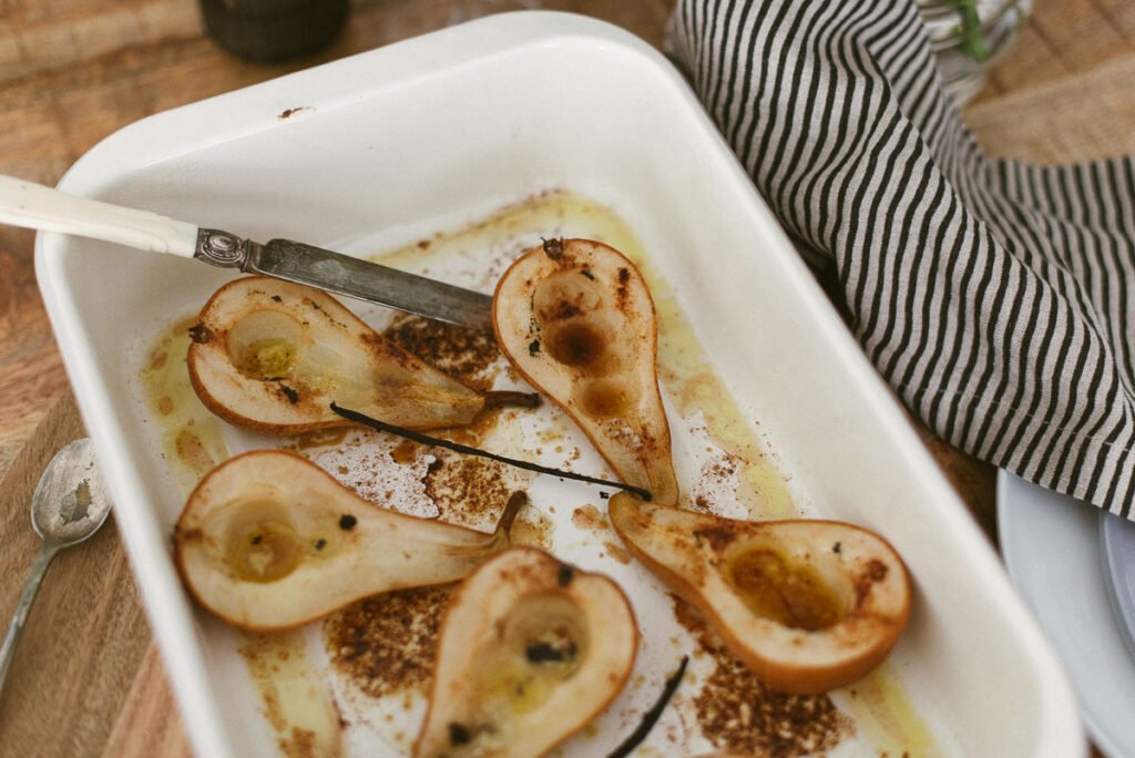 Dessert Ofenbirnen mit Vanilleeis - das lassen wir uns schmecken. Blumenstrauß und Freunde dürfen nicht fehlen. Zutaten fürs Rezept hier.