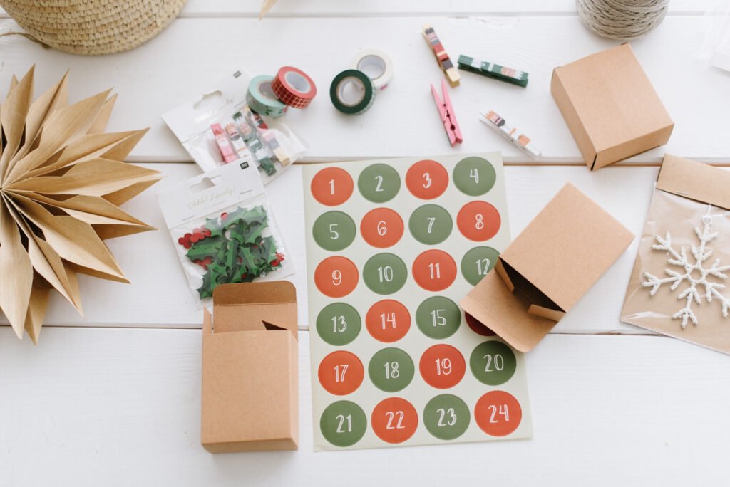 DIY Adventskalender für Kinder basteln, Geschenke kindgerecht verpacken und aufhängen. Die Advent Vorfreude auf Weihnachten steigt.