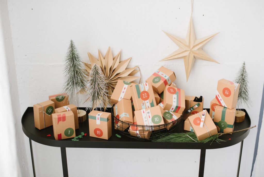 DIY Adventskalender für Kinder basteln, Geschenke kindgerecht verpacken und aufhängen. Die Advent Vorfreude auf Weihnachten steigt.