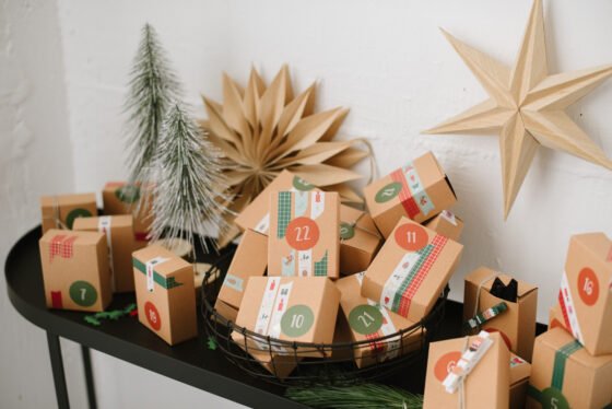 DIY Adventskalender für Kinder basteln, Geschenke kindgerecht verpacken und aufhängen. Die Advent Vorfreude auf Weihnachten steigt.