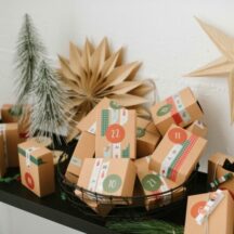 DIY Adventskalender für Kinder basteln, Geschenke kindgerecht verpacken und aufhängen. Die Advent Vorfreude auf Weihnachten steigt.