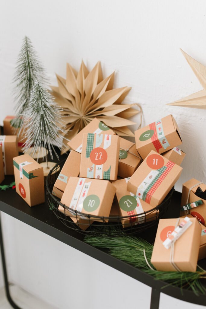 DIY Adventskalender für Kinder basteln, Geschenke kindgerecht verpacken und aufhängen. Die Advent Vorfreude auf Weihnachten steigt.