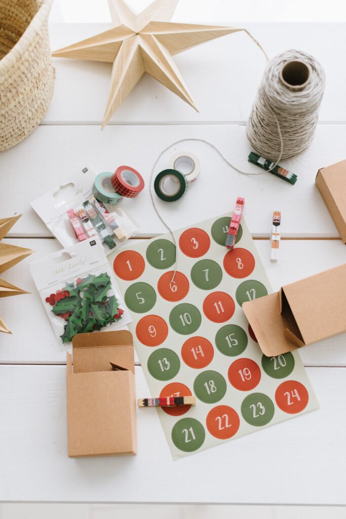 DIY Adventskalender für Kinder basteln, Geschenke kindgerecht verpacken und aufhängen. Die Advent Vorfreude auf Weihnachten steigt.