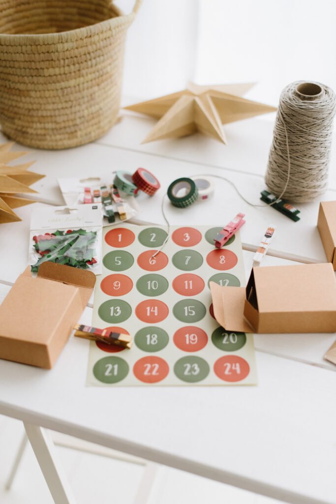 DIY Adventskalender für Kinder basteln, Geschenke kindgerecht verpacken und aufhängen. Die Advent Vorfreude auf Weihnachten steigt.
