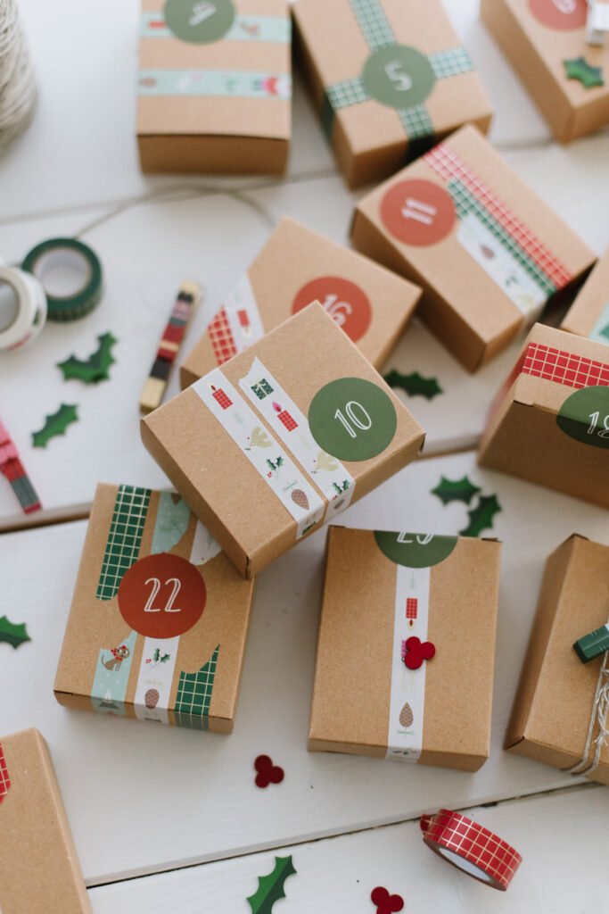 DIY Adventskalender für Kinder basteln, Geschenke kindgerecht verpacken und aufhängen. Die Advent Vorfreude auf Weihnachten steigt.