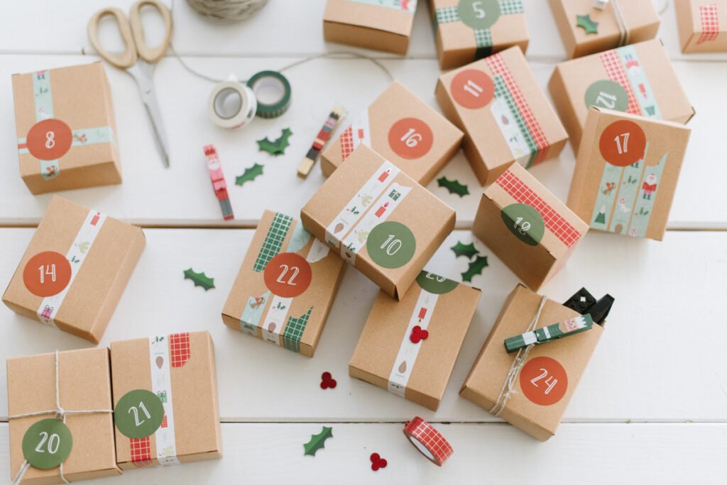 DIY Adventskalender für Kinder basteln, Geschenke kindgerecht verpacken und aufhängen. Die Advent Vorfreude auf Weihnachten steigt.