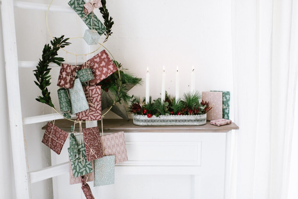 DIY Adventskranz mit Pflanzen für draußen weihnachtlich dekorieren mit grünen Zweigen und Beeren oder Olivenzweigen.
