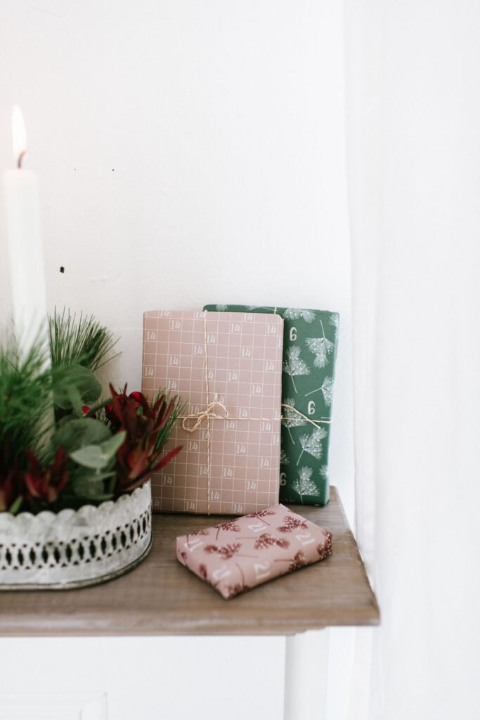 DIY Adventskranz mit Pflanzen für draußen weihnachtlich dekorieren mit grünen Zweigen und Beeren oder Olivenzweigen.