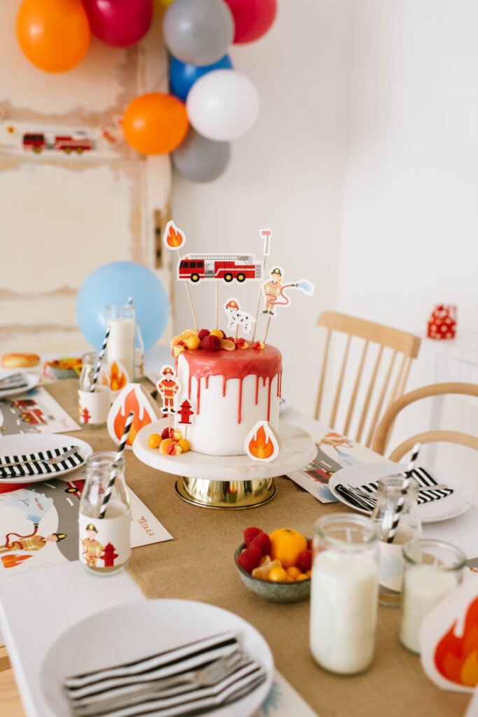 Fröhliche Deko für den Kindergeburtstag Feuerwehr - Unsere Feuerwehrparty Box mit Einladungen, Deko, Torte, Spiel- und Bastelideen.