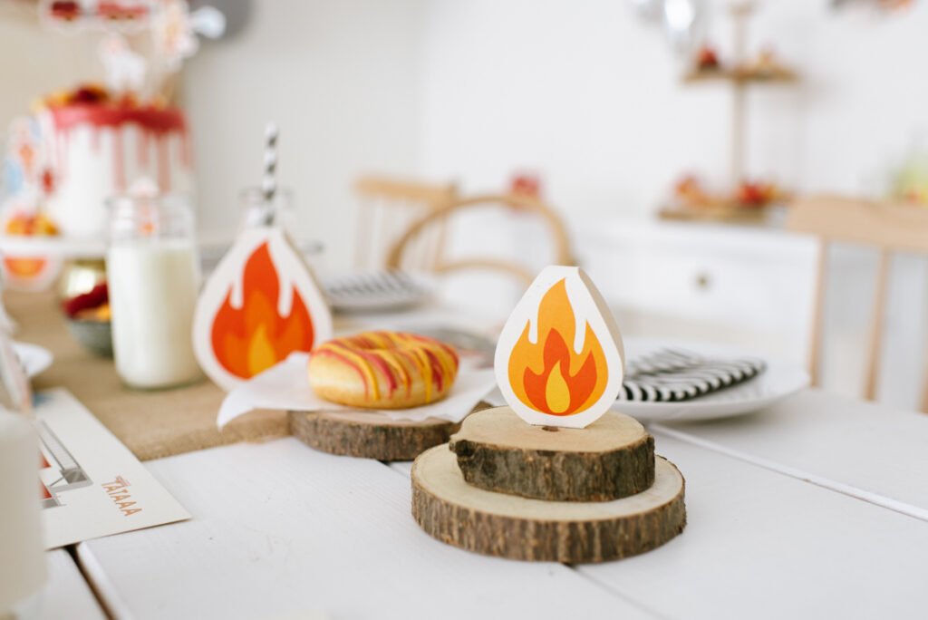 Fröhliche Deko für den Kindergeburtstag Feuerwehr - Unsere Feuerwehrparty Box mit Flammen - Bastelideen für eure Tischdeko.