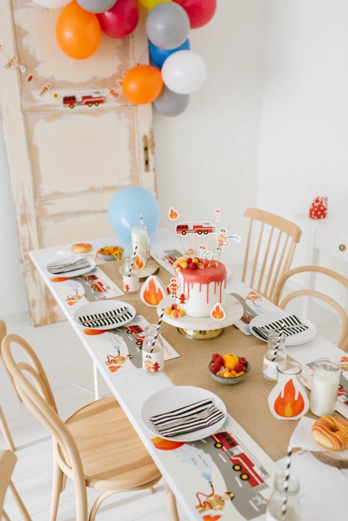 Fröhliche Deko für den Kindergeburtstag Feuerwehr - Unsere Feuerwehrparty Box mit Einladungen, Deko, Torte, Spiel- und Bastelideen.