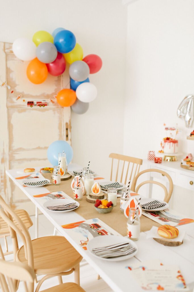 Kindergeburtstag feiern als Feuerwehrparty - Unsere Feuerwehr Geburtstagsparty Box mit Einladungen, Deko-Elementen, Spielen und Malbuch.