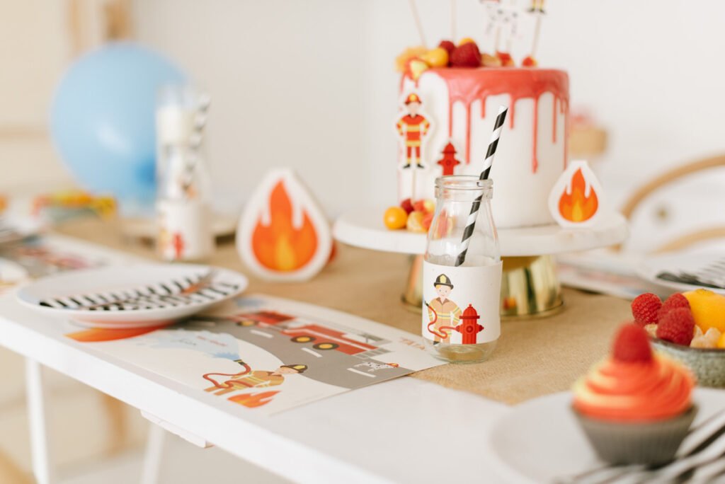 Kindergeburtstag feiern als Feuerwehrparty - Unsere Feuerwehr Geburtstagsparty Box mit Einladungen, Deko-Elementen, Spielen und Malbuch.