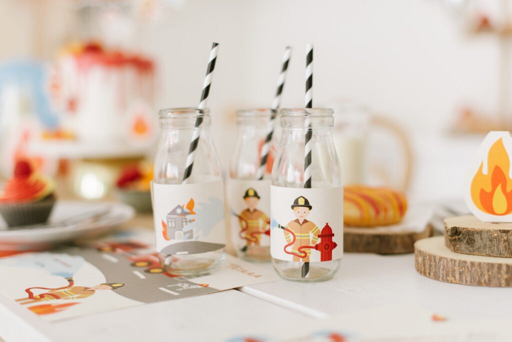 Kindergeburtstag feiern als Feuerwehrparty - Unsere Feuerwehr Geburtstagsparty Box mit Einladungen, Deko-Elementen, Spielen und Malbuch.