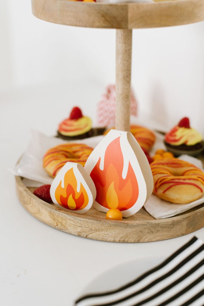 Kindergeburtstag feiern als Feuerwehrparty - Unsere Feuerwehr Geburtstagsparty Box mit Einladungen, Deko-Elementen, Spielen und Malbuch.