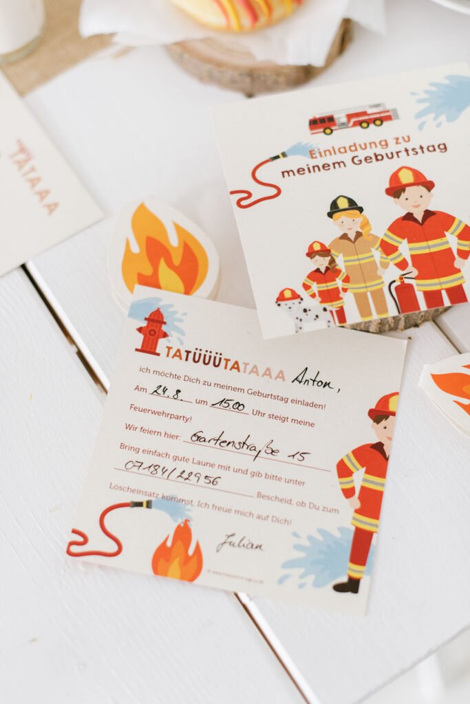 Kindergeburtstag feiern als Feuerwehrparty - Unsere Feuerwehr Geburtstagsparty Box mit Einladungen, Deko-Elementen, Spielen und Malbuch.