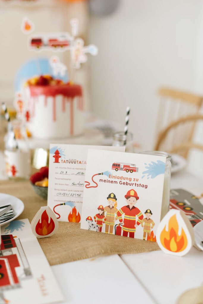 Kindergeburtstag feiern als Feuerwehrparty - Unsere Feuerwehr Geburtstagsparty Box mit Einladungen, Deko-Elementen, Spielen und Malbuch.