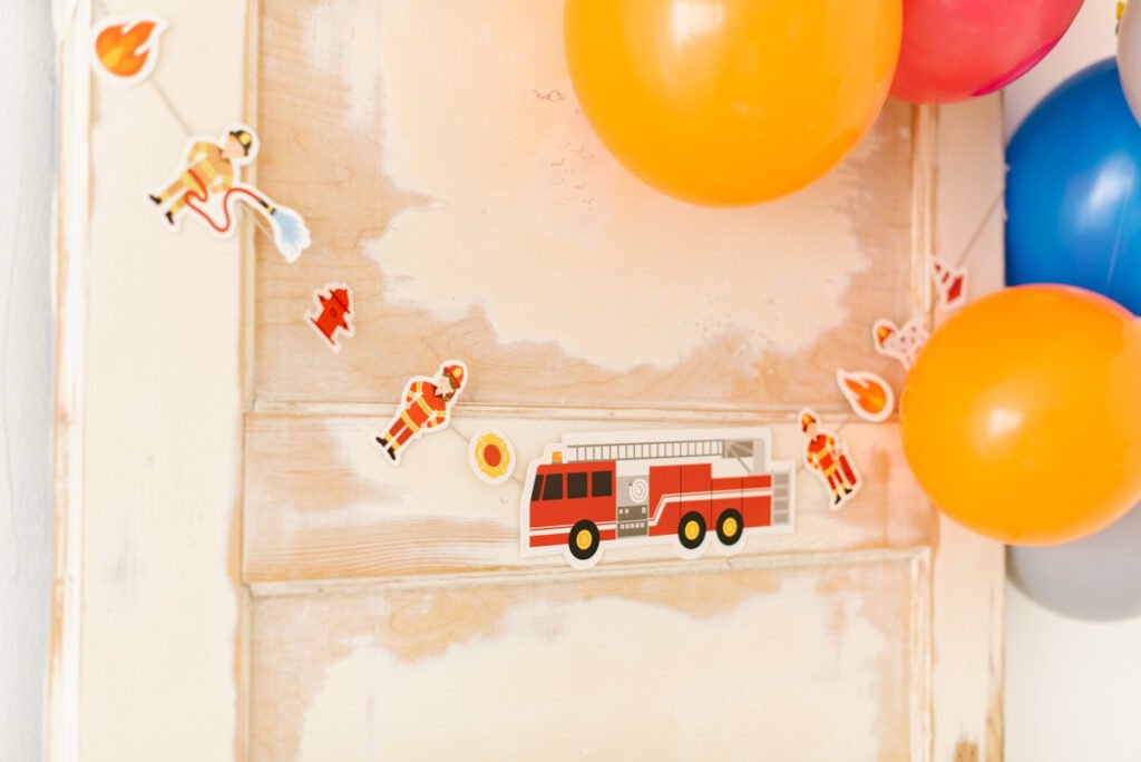 Kindergeburtstag feiern als Feuerwehrparty - Unsere Feuerwehr Geburtstagsparty Box mit Einladungen, Deko-Elementen, Spielen und Malbuch.