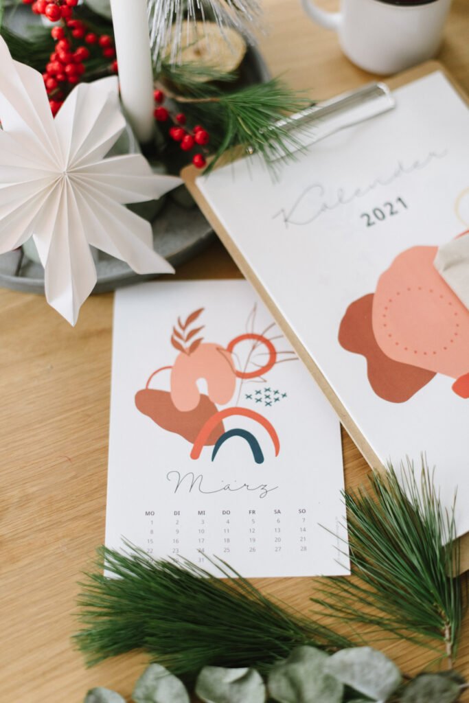 Gratis Kalender 2021 zum Ausdrucken und Verschenken - für die Küche, das Büro oder als kleine Geschenkidee hübsch verpackt.