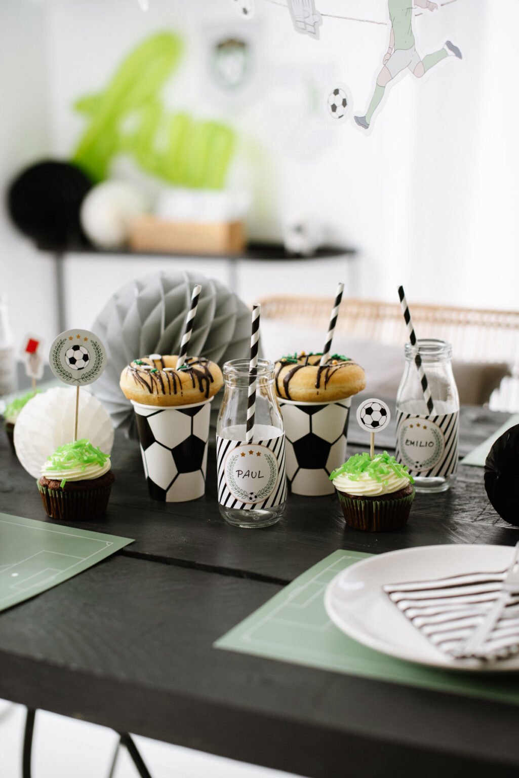 2 Fußball-Partytischdecken Mit Spielfeld-Design – Je 274 X 137 Cm, Aus PEVA-Material, Schneidbar, Für Tische Bis 200 Cm, Perfekt Für Fußballparty & Kindergeburtstag