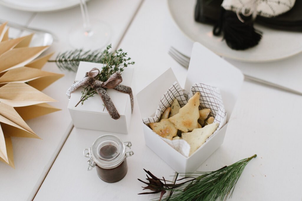 Weihnachtliches Rezept: Weihnachtsmitbringsel Gewürz-Cracker mit Balsamico Zwiebeln für liebe Gastgeber - einfach zubereitetes Geschenk