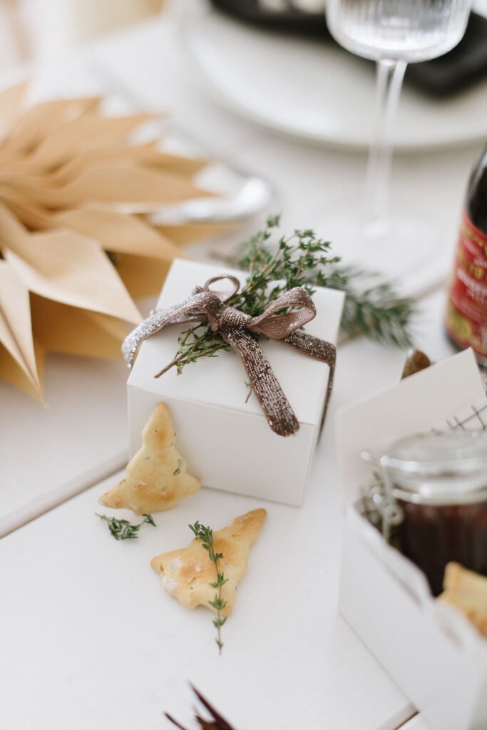 Weihnachtliches Rezept: Weihnachtsmitbringsel Gewürz-Cracker mit Balsamico Zwiebeln für liebe Gastgeber - einfach zubereitetes Geschenk