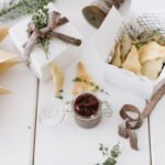 Weihnachtliches Rezept: Weihnachtsmitbringsel Gewürz-Cracker mit Balsamico Zwiebeln für liebe Gastgeber - einfach zubereitetes Geschenk