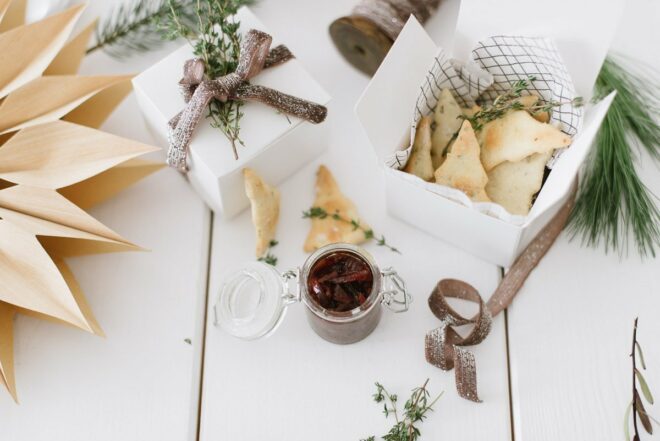 Weihnachtliches Rezept: Weihnachtsmitbringsel Gewürz-Cracker mit Balsamico Zwiebeln für liebe Gastgeber - einfach zubereitetes Geschenk