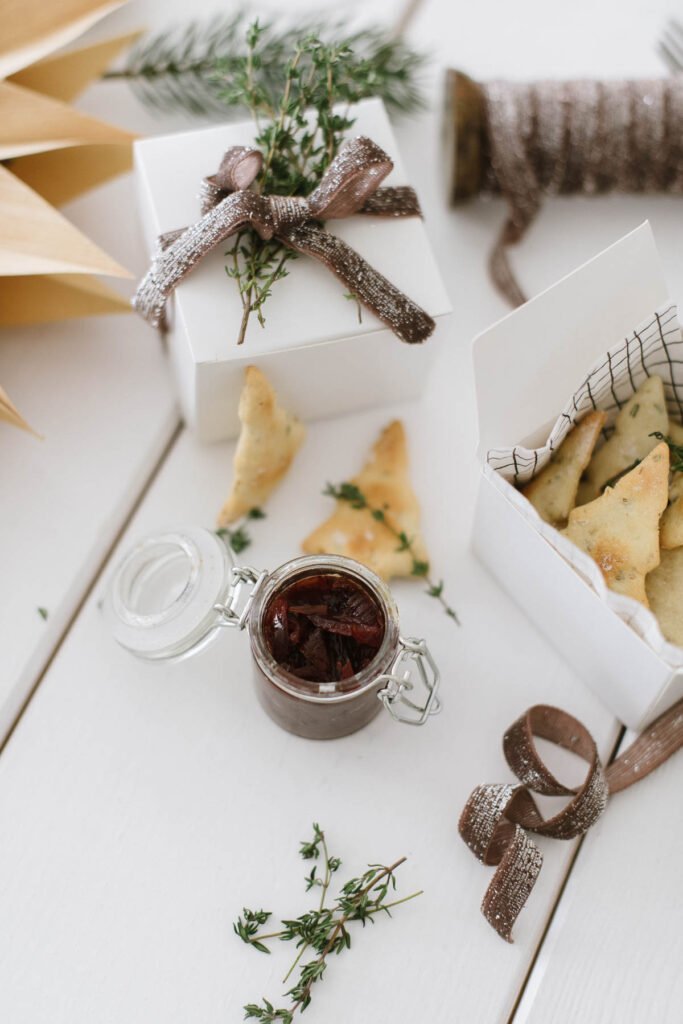 Weihnachtliches Rezept: Weihnachtsmitbringsel Gewürz-Cracker mit Balsamico Zwiebeln für liebe Gastgeber - einfach zubereitetes Geschenk