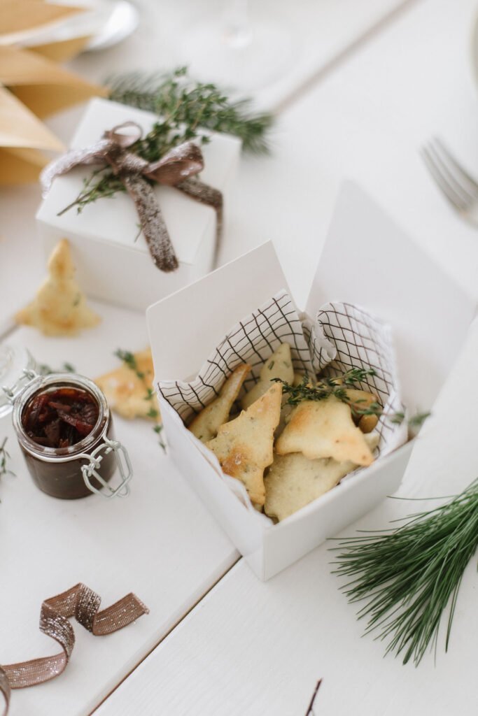 Weihnachtliches Rezept: Weihnachtsmitbringsel Gewürz-Cracker mit Balsamico Zwiebeln für liebe Gastgeber - einfach zubereitetes Geschenk