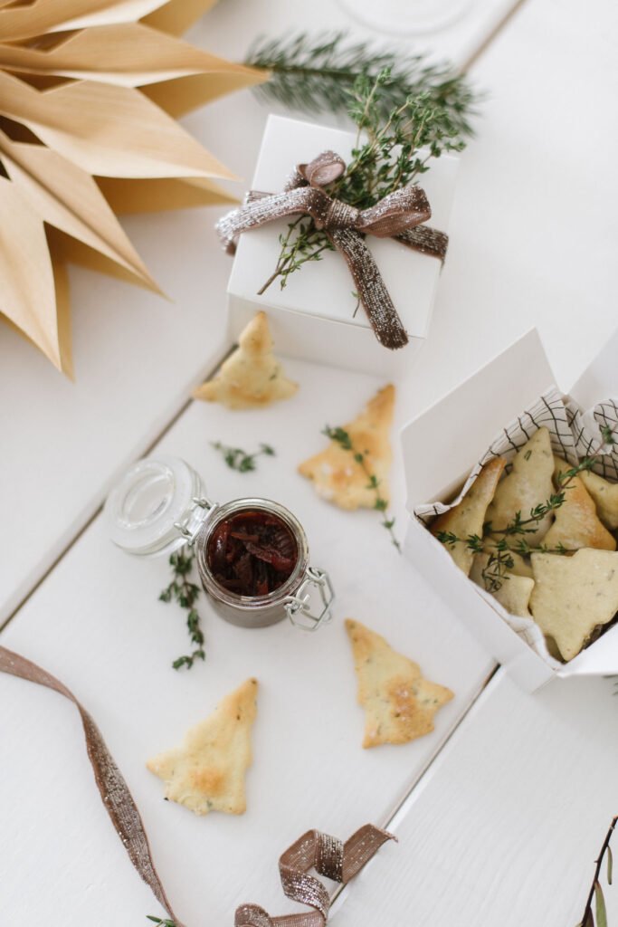 Weihnachtliches Rezept: Weihnachtsmitbringsel Gewürz-Cracker mit Balsamico Zwiebeln für liebe Gastgeber - einfach zubereitetes Geschenk