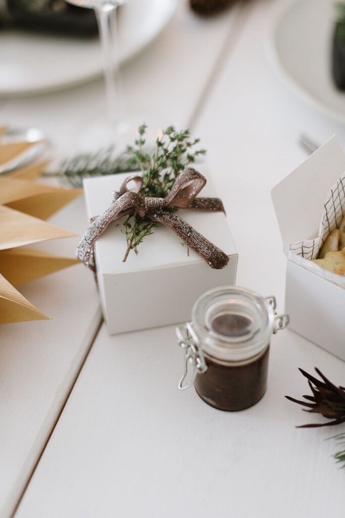 Weihnachtliches Rezept: Weihnachtsmitbringsel Gewürz-Cracker mit Balsamico Zwiebeln für liebe Gastgeber - einfach zubereitetes Geschenk