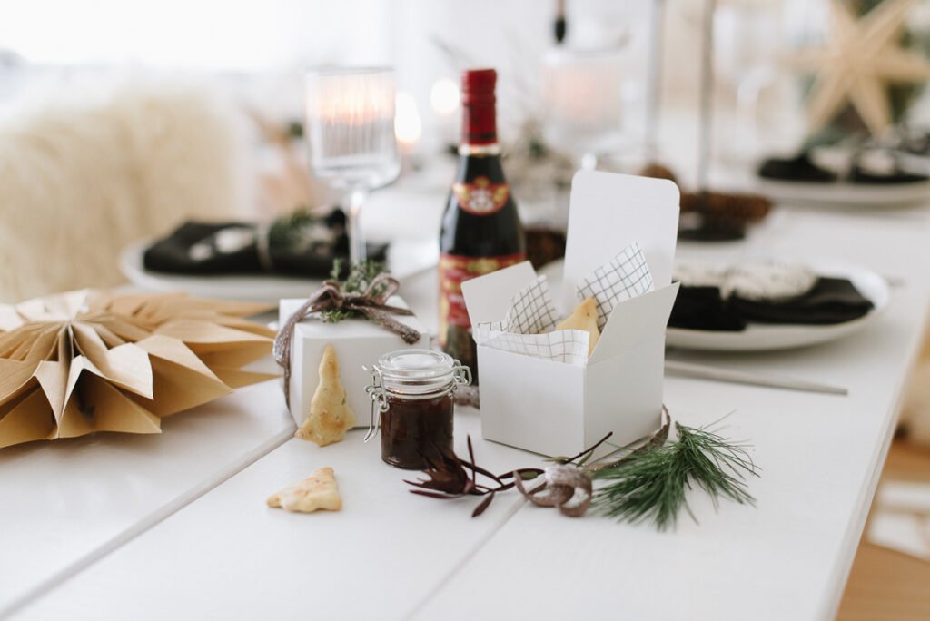 Weihnachtliches Rezept: Weihnachtsmitbringsel Gewürz-Cracker mit Balsamico Zwiebeln für liebe Gastgeber - einfach zubereitetes Geschenk